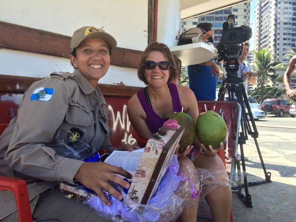 Apaixonada pelo Brasil, Renee Murdoch fez questão de conhecer e presentear a equipe que a resgatou