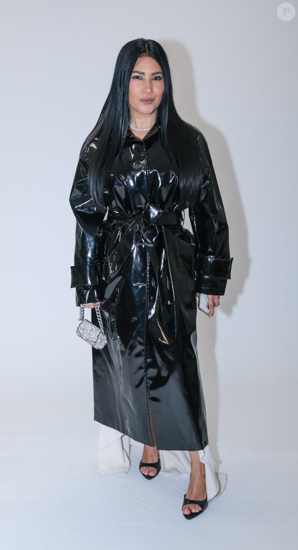 Look de Simaria: por conta do aspecto brilhante e do caimento volumoso e enrugado, a peça muito lembra um saco de lixo fashionista
