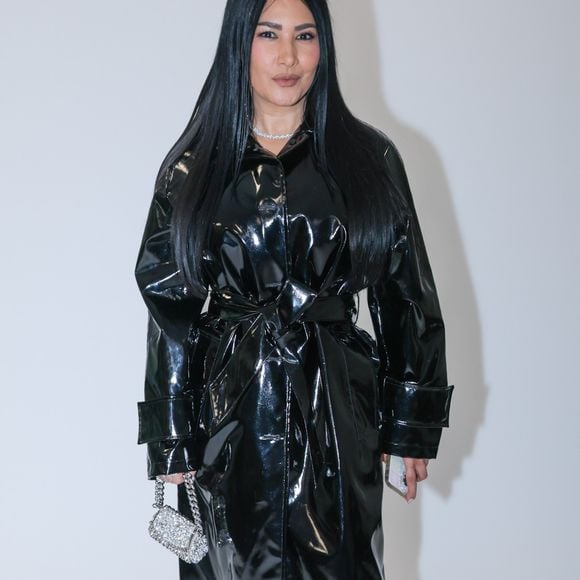 Look de Simaria: por conta do aspecto brilhante e do caimento volumoso e enrugado, a peça muito lembra um saco de lixo fashionista