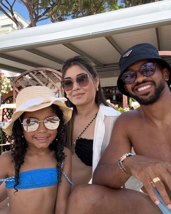 Bremer, jogador convocado para a Copa do Mundo, e sua esposa Déborah Claudino são pais da Ágatha, nascida em 2020