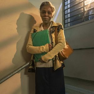 Em ‘Segunda chamada’, Teca Pereira dava vida à Jurema, uma senhora que abandonou os estudos na década de 1960 por imposição do marido machista
