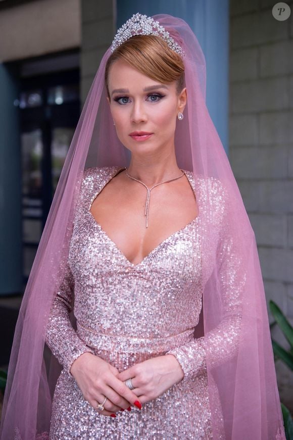 O vestido de noiva rosa usado por Mariana Ximenes em 'Amor Perfeito', novela da TV Globo exibida em 2023, é uma inspiração para quem deseja fugir do tradicional branco no casamento. Com acabamento brilhante e véu longo no mesmo tom, o figurino de Gilda mostra como o rosa pode protagonizar uma produção romântica e marcante para subir ao altar