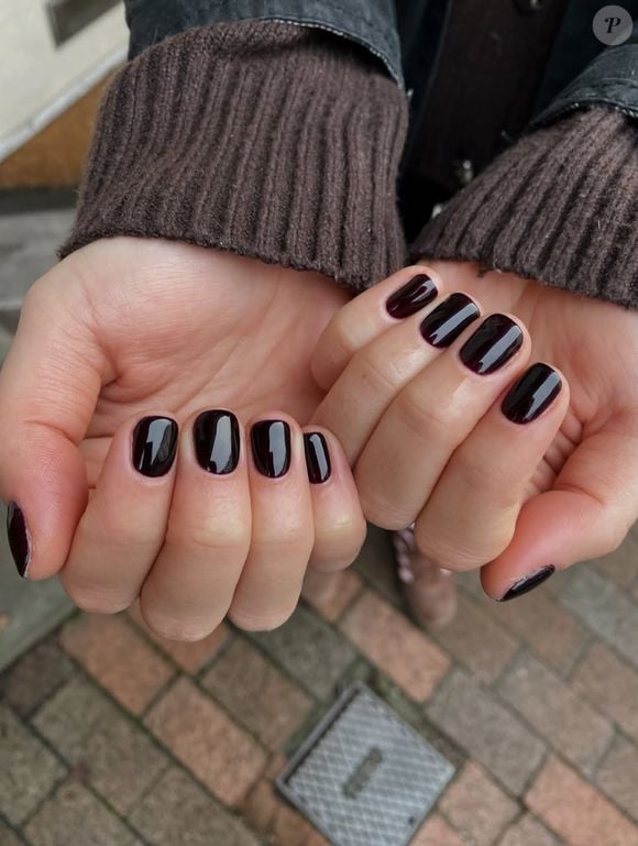 O novo formato de unha das mulheres ricas, que fica ideal em manicures curtas e elegantes (não é o estilo amendoado)