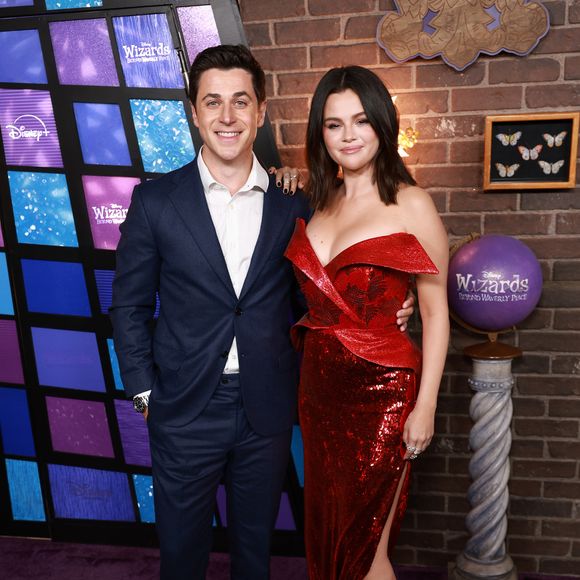 David Henrie interpretou o irmão mais velho de Selena Gomez na série Os Feiticeiros de Waverly Place, e os dois mantêm uma amizade até hoje. No entanto, em 2014, eles foram vistos em um encontro que parecia ter um clima romântico. Apesar dos rumores, nenhum dos dois confirmou qualquer tipo de relacionamento além da amizade.