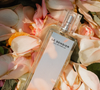 A proposta do Douceur de Nectar, indicado por Lívian Aragão, é unir elegância, feminilidade e presença em uma única composição. De acordo com a descrição do produto, as flores brancas exuberantes ganham um fundo de baunilha cremosa que envolve a pele