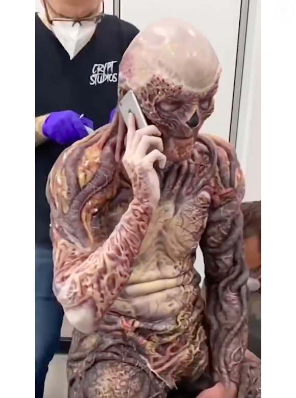 Os retoques do figurino de Vecna são feitos já com a estrutura completa