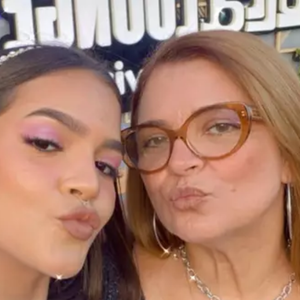 Embora o perfil de Débora nas redes sociais reúna diversas homenagens e publicações dedicadas à filha, mas, de acordo com o portal LeoDias, mãe e filha estavam com a convivência estremecida há cerca de um ano.