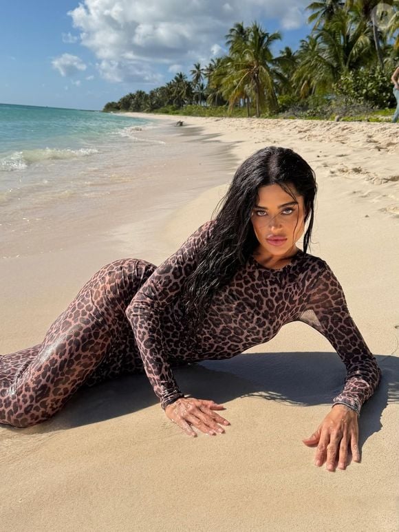 Conjunto de procedimentos estéticos deixou o visual de Aline Campos bem diferente