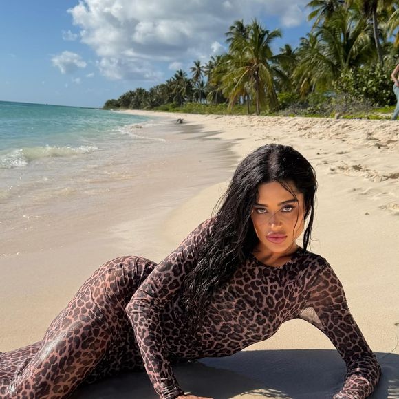 Conjunto de procedimentos estéticos deixou o visual de Aline Campos bem diferente