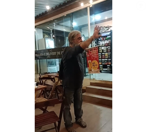 Fernando Wellington, o Mendonça da novela 'História de Amor', tem 66 anos e faz apresentações em restaurante do RJ