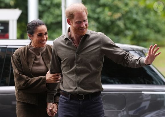 Príncipe Harry e Meghan Markle planejam voltar a morar no Reino Unido com os filhos, Archie e Lilibet, ainda em agosto. Segundo a revista People, as crianças devem começar o ano letivo em uma escola britânica em setembro