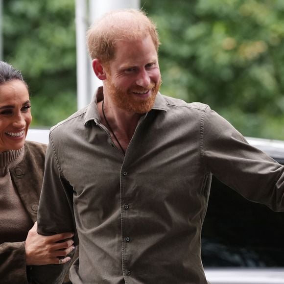 Príncipe Harry e Meghan Markle planejam voltar a morar no Reino Unido com os filhos, Archie e Lilibet, ainda em agosto. Segundo a revista People, as crianças devem começar o ano letivo em uma escola britânica em setembro