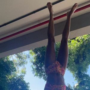 Equilóbrio de Carolina Dieckmann praticando ioga impressionou os seguidores