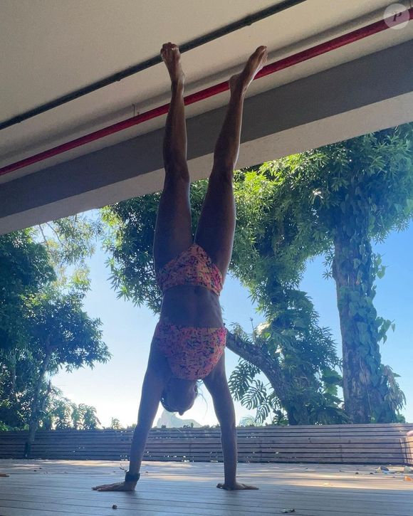 Equilóbrio de Carolina Dieckmann praticando ioga impressionou os seguidores