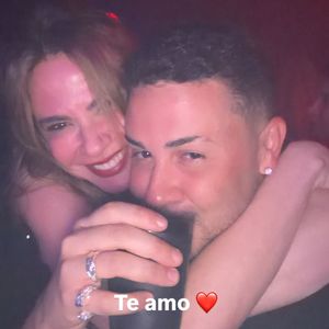 Na festa, Carlinhos Maia posou abraçado a Luciana Gimenez