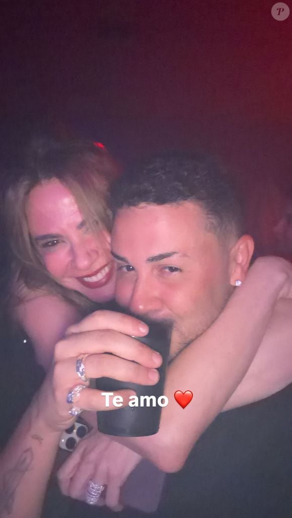 Na festa, Carlinhos Maia posou abraçado a Luciana Gimenez