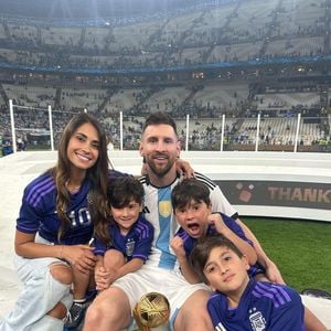 "Foram tantos anos, tantos momentos, tantas alegrias e também tantos golpes. Eu vi você sofrer, cair e se levantar. Vi você seguir quando as coisas não saíam como esperado e tentar novamente, sempre", escreveu Antonela Roccuzzo