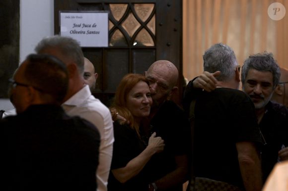 Corpo de Juca de Oliveira foi velado para emoção da família e amigos do ator e autor