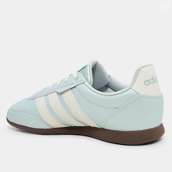 O Adidas Barreda Lo Feminino também pode acompanhar produções com peças de alfaiataria. A combinação do tênis esportivo com uma calça de corte elegante e uma camisa cria um contraste entre referências casuais e sofisticadas, permitindo explorar diferentes possibilidades de estilo