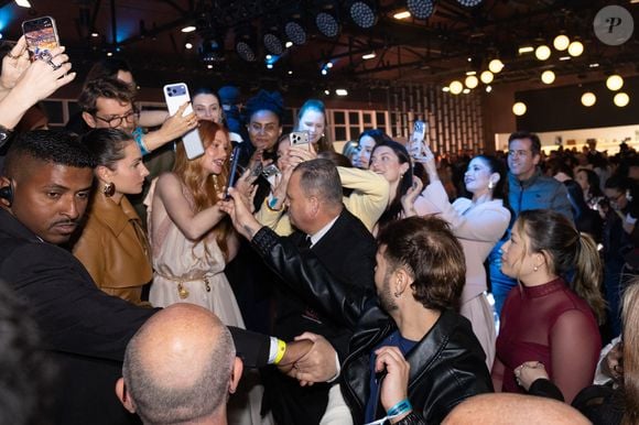 O vestido fluido de seda, a renda e os tons suaves trouxeram delicadeza ao visual de Marina Ruy Barbosa, enquanto o tamanco plataforma com tachas garantiu uma dose extra de atitude. A produção também chamou atenção das fãs presentes no evento em São Paulo