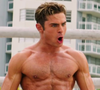 Zac Efron impressionou o público com o corpo musculoso em 'Baywatch: S.O.S. Malibu' (2017), filme em que interpretou o salva-vidas Matt Brody ao lado de Dwayne Johnson. Anos depois, o ator revelou que a preparação física extrema teve consequências para sua saúde mental, incluindo insônia e depressão