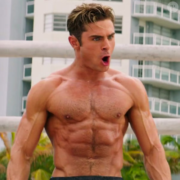 Zac Efron impressionou o público com o corpo musculoso em 'Baywatch: S.O.S. Malibu' (2017), filme em que interpretou o salva-vidas Matt Brody ao lado de Dwayne Johnson. Anos depois, o ator revelou que a preparação física extrema teve consequências para sua saúde mental, incluindo insônia e depressão