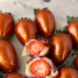 O doce, que nasceu da combinação entre o bombom de morango e a maçã do amor, viralizou nas redes sociais e é um verdadeiro fenômeno de vendas,