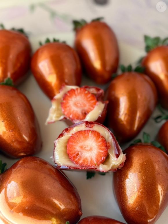 O doce, que nasceu da combinação entre o bombom de morango e a maçã do amor, viralizou nas redes sociais e é um verdadeiro fenômeno de vendas,