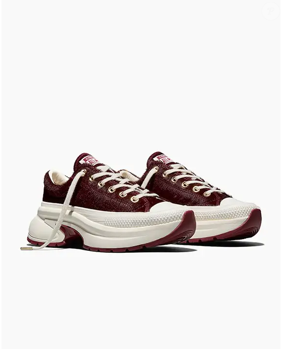 O colarinho acolchoado e a entressola moldada em espuma levam uma proposta de conforto para uma versão muito mais fashion do clássico tênis da Converse