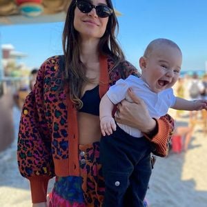 Thaila Ayala relembra infância difícil, revela que saiu de casa aos 15 anos e conta por que passou anos sem celebrar o Natal. Hoje, a atriz afirma ter encontrado na maternidade um novo significado para a data