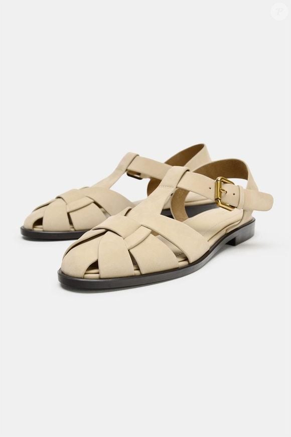 Com acabamento refinado e fivela metálica, a sandália marrom areia da Zara aposta no luxo discreto que nunca sai de moda