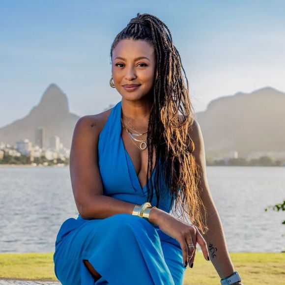 Sheron Menezzes, a Bela da novela 'Por Você', substituta de 'Coração Acelerado', revelou que ser mãe de Benjamim ajudou na composição da personagem