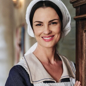 Quem é fã de Carolina Kasting pode estar se perguntando por onde ela anda. Atualmente, é possível vê-la na reprise de 'Além do Tempo' como a chef de cozinha, Rosa.