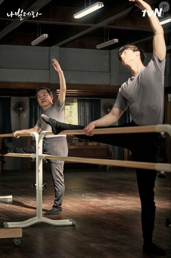 'Navillera' gira em torno da amizade improvável entre os dois e o sonho de Deok-chul, que para muitos é impossível