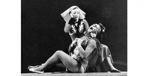 Agnes George de Mille nasceu em 18 de setembro de 1905, em Nova York, e morreu em 7 de outubro de 1993, aos 88 anos. Filha do dramaturgo William Churchill DeMille e sobrinha do cineasta Cecil B. DeMille, cresceu em um ambiente artístico