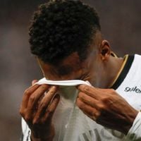 'Vai ter que jogar até...': Jô, ex-Corinthians e Atlético Mineiro, é preso por não pagar pensão e web debocha no Instagram do atleta