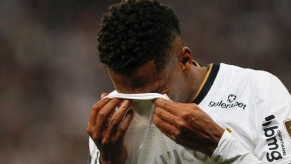 'Vai ter que jogar até...': Jô, ex-Corinthians e Atlético Mineiro, é preso por não pagar pensão e web debocha no Instagram do atleta