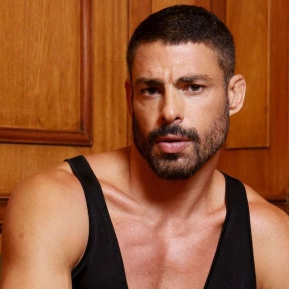 De acordo com informações do colunista Alessandro Lo-Bianco, Cauã Reymond teria pedido para deixar o remake de 'Vale Tudo'. No entanto, nenhuma informação ainda foi confirmada pelo artista, e nem pela TV Globo.