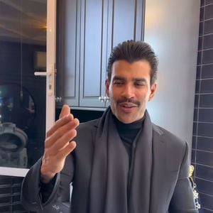 Seguidores fazem piada e comparam o visual do Embaixador a 'Fred Mercury'