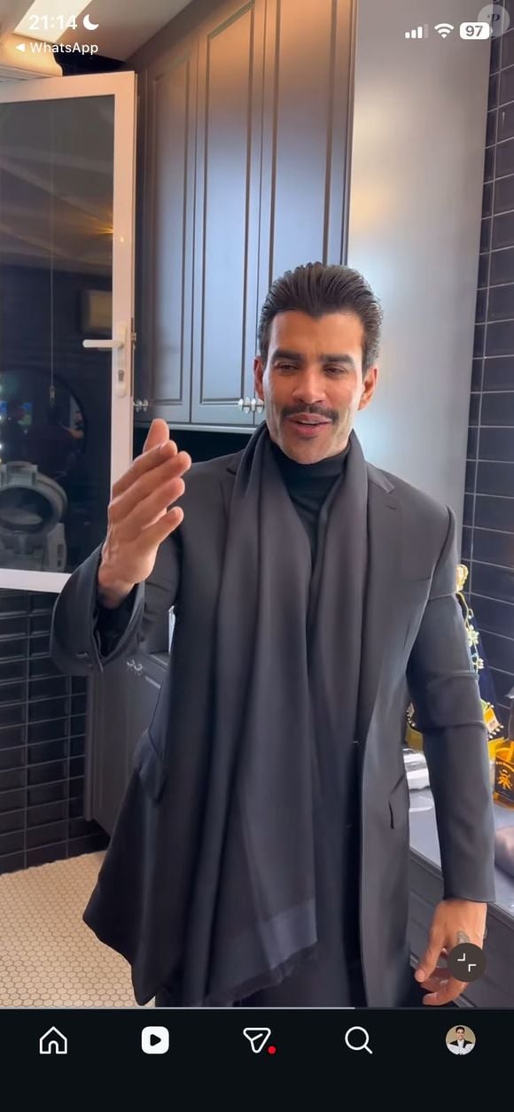 Seguidores fazem piada e comparam o visual do Embaixador a 'Fred Mercury'