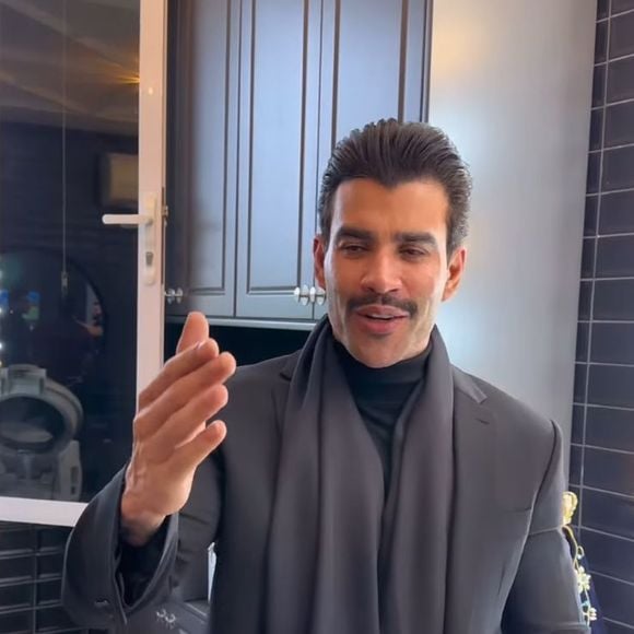 Seguidores fazem piada e comparam o visual do Embaixador a 'Fred Mercury'