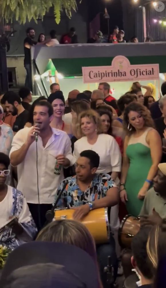 Débora Bloch bate palmas, canta a música e ainda arrisca uns passinhos de samba