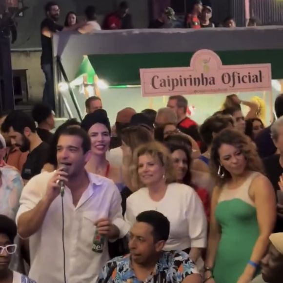 Débora Bloch bate palmas, canta a música e ainda arrisca uns passinhos de samba