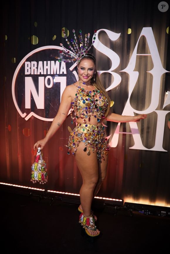 Paolla Oliveira combinou o look com uma mini bolsa repleta de miniaturas de chinelos