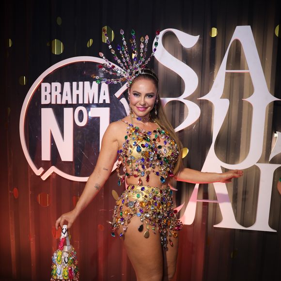 Paolla Oliveira combinou o look com uma mini bolsa repleta de miniaturas de chinelos