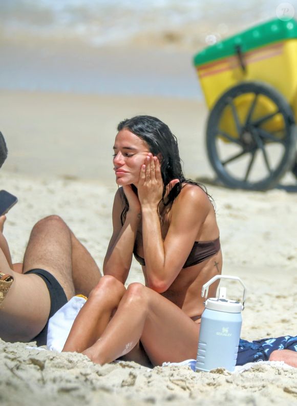 Bruna Marquezine usou protetor solar em dia de praia
