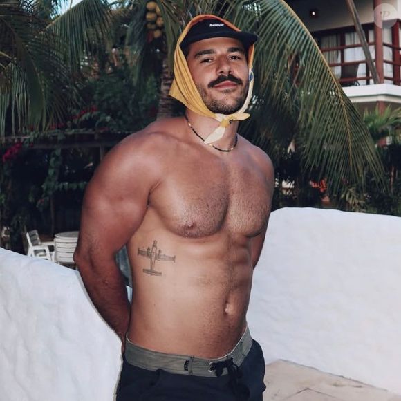 'BBB 25': Mateus é abertamente gay e namora