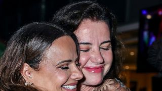 Por dentro da festa de 51 anos de Viviane Araújo: 20 fotos revelam encontro com Luma de Oliveira, look com costas nuas, beijo no marido e mais!