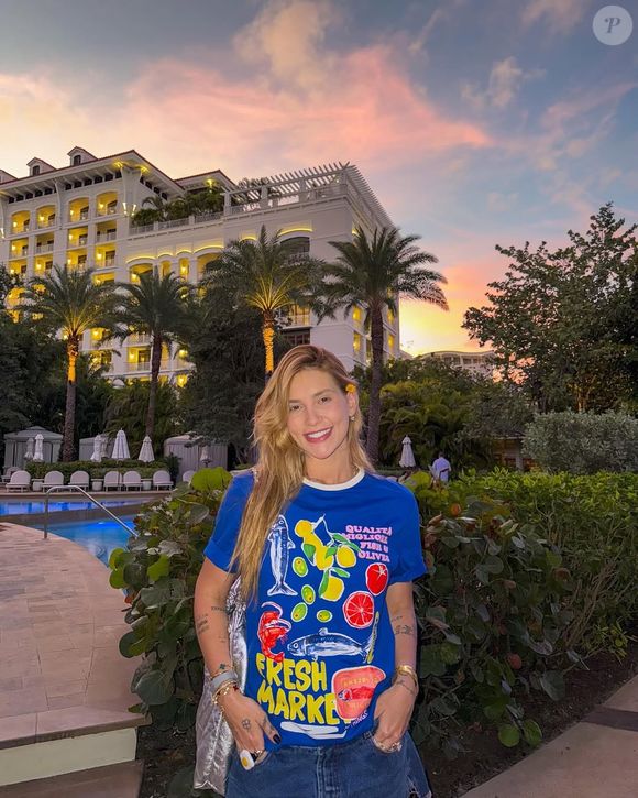 Virginia Fonseca usa look colorido em viagem de férias