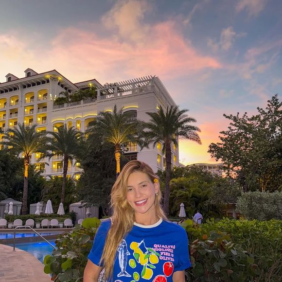 Virginia Fonseca usa look colorido em viagem de férias